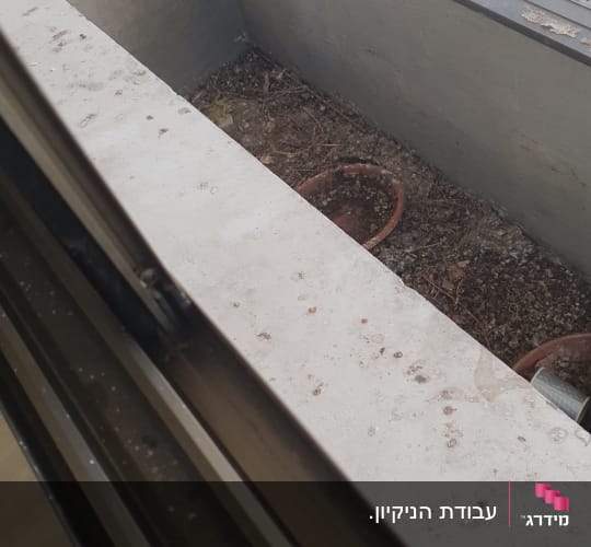 אדנית מלוכלכת עם אדמה וענפים יבשים
